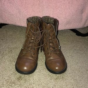 GREETINGS.I’m Selling A Pair Of Leather Brown Boots Used Still In Good Condition